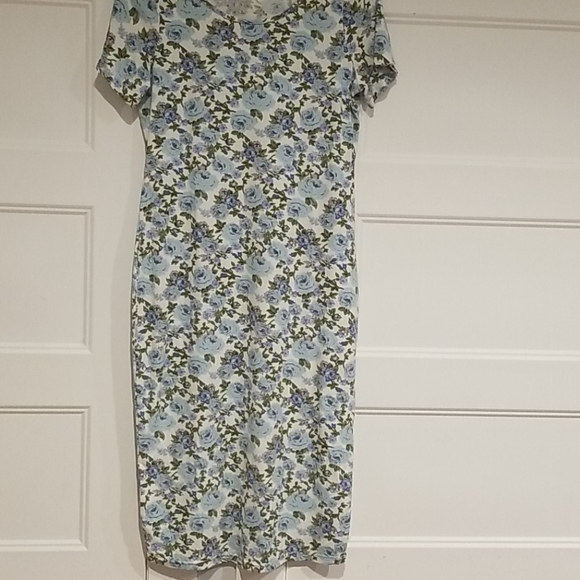 Dresses & Skirts - Body con blue green floral dress hugs the curves bundle multiple items discount